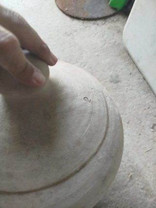 Gran vasija de barro con agujero
