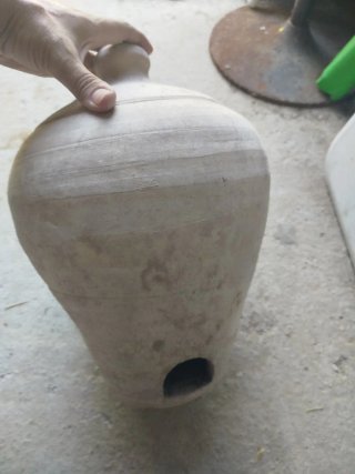 Gran vasija de barro con agujero