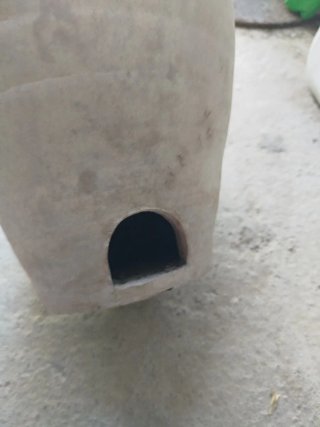 Gran vasija de barro con agujero