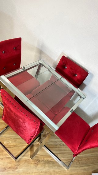 Mesa comedor cristal y 4 sillas terciopelo rojas