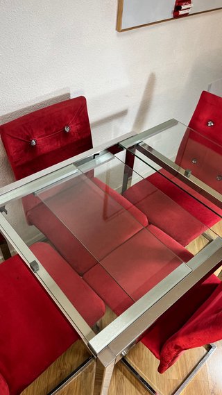 Mesa comedor cristal y 4 sillas terciopelo rojas
