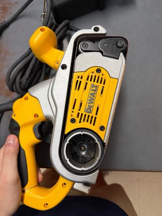 Lijadora de banda DeWalt DW432 800W con caja