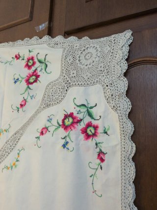 Mantel bordado a mano floral