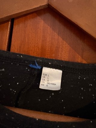 Camiseta negra con bolsillo