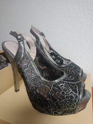 Tacones de fiesta negros y plateados