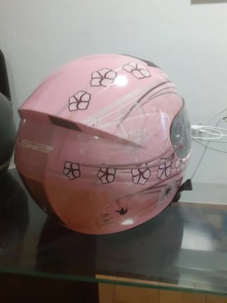Casco de moto rosa con flores