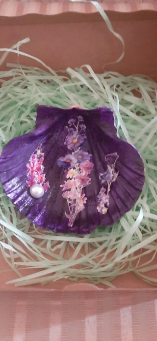 Concha decorada con perla y flores