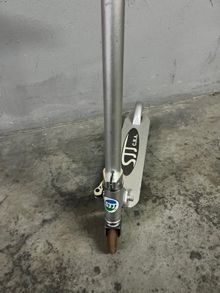 Patinete metálico de 2 ruedas