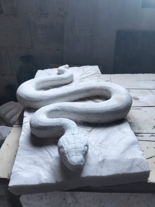 Escultura de serpiente en mármol