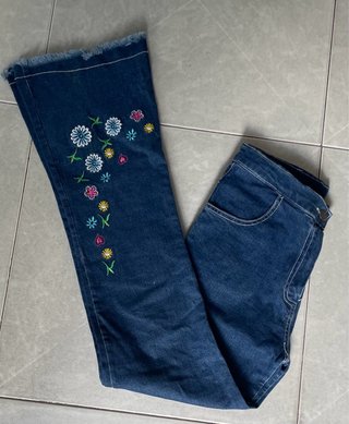 Pantalón vaquero niña con flores