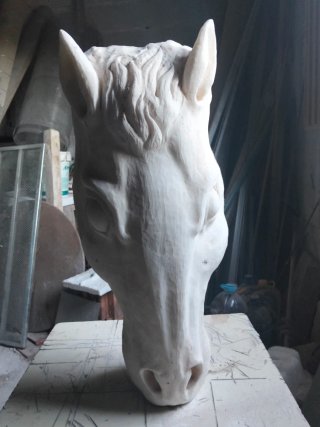 Escultura cabeza de caballo en mármol