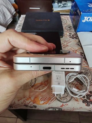 ZTE Nubia Flip 5G Dorado