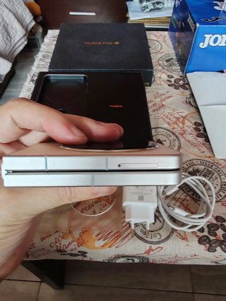 ZTE Nubia Flip 5G Dorado
