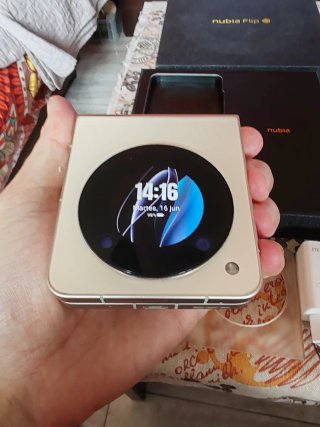 ZTE Nubia Flip 5G Dorado