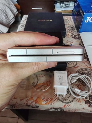 ZTE Nubia Flip 5G Dorado