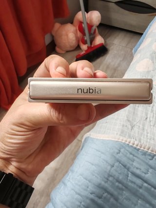 ZTE Nubia Flip 5G Dorado