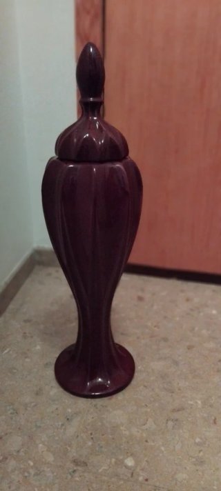 Jarrón de cerámica morado