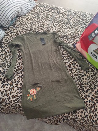 Vestido verde militar con bordado floral
