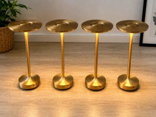 Lámpara LED de mesa dorada