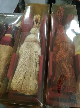 Alzapaños de tela dorados y rojos