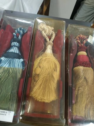 Alzapaños de tela dorados y rojos