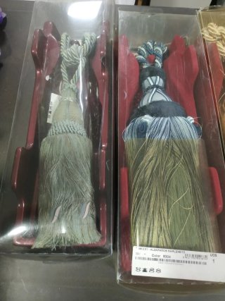 Alzapaños de tela dorados y rojos