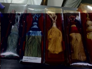 Alzapaños de tela dorados y rojos