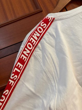Camiseta blanca con letras rojas
