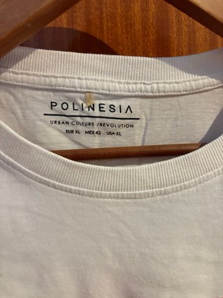 Camiseta blanca con letras rojas
