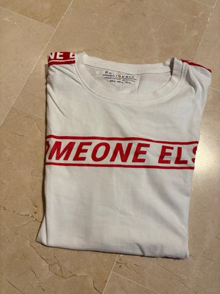 Camiseta blanca con letras rojas