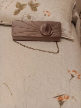 Bolso de fiesta beige con cadena plateada