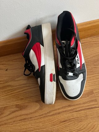 Zapatillas Fila Negras y Blancas
