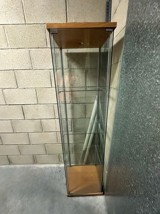 Vitrina Ikea modelo Detolf de Cristal y Madera