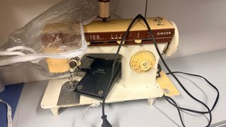 Máquina de coser Singer antigua eléctrica