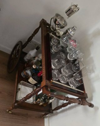 Carrito de bar de madera.