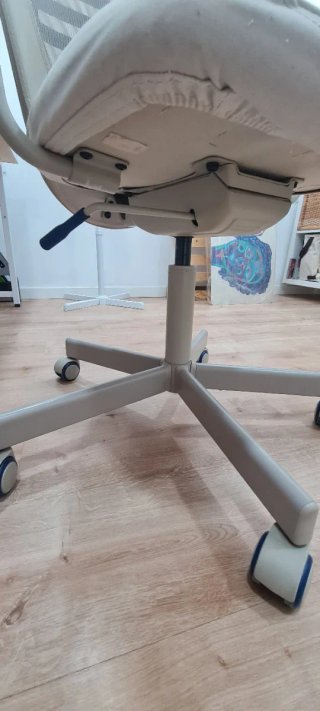 Silla de oficina beige y gris