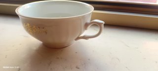 Tazza in porcellana con decori oro