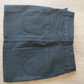 Falda vaquera Bershka negra con cinturón T.32