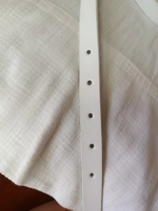 Cinturón fino de piel blanco y hebilla dorada