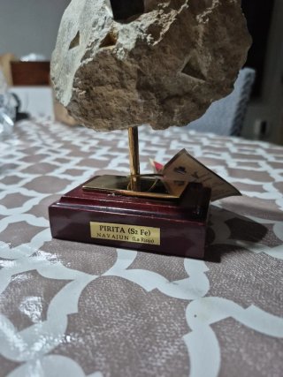 Pirita Cúbica con Peana y Certificado