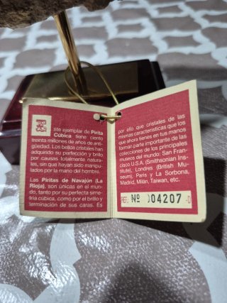 Pirita Cúbica con Peana y Certificado