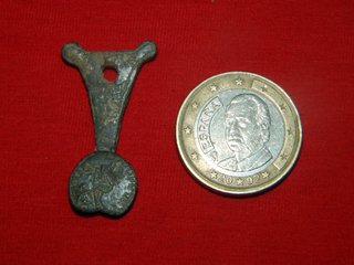 Pinjante de bronce ibero romano con figuras.