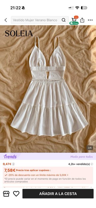 Vestido blanco con escote y volantes
