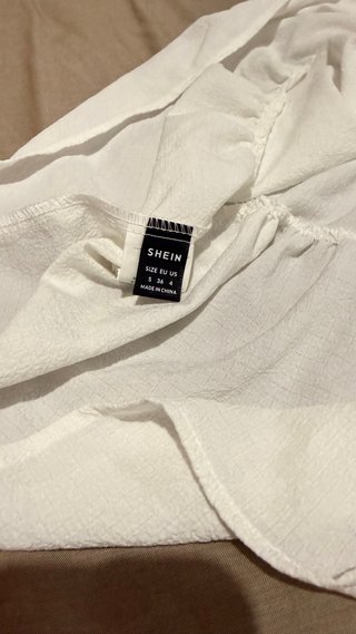 Vestido blanco con escote y volantes