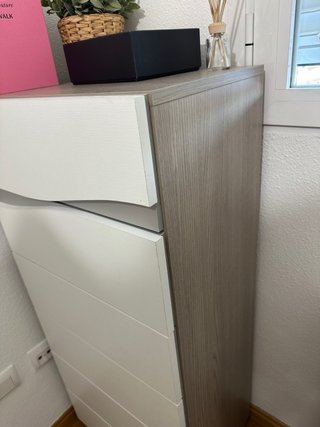 Cómoda blanca con cajones