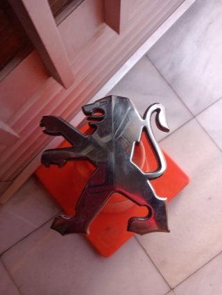 Insignia Peugeot León Cromado