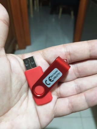 Llavero, Bolígrafo y Pendrive Thriller