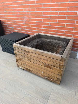 Jardinera cuadrada de madera tratada