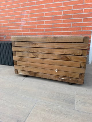 Jardinera cuadrada de madera tratada