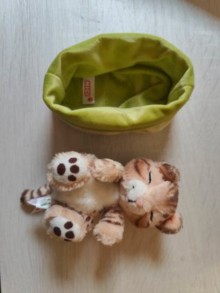 Peluche gatito durmiendo en funda verde